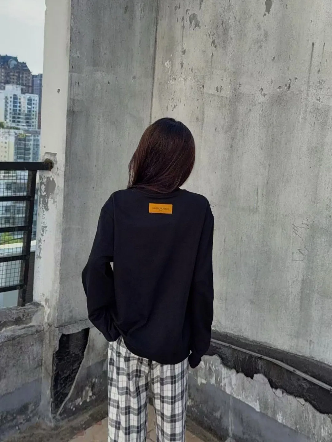 Louis Vuitton/Louis Vuitton 25Fw chest four-flower embroidery crew neck sweatshirt